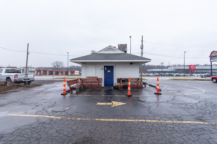 More Photos Of 2535 Highland Rd, Highland Restaurant For Sale