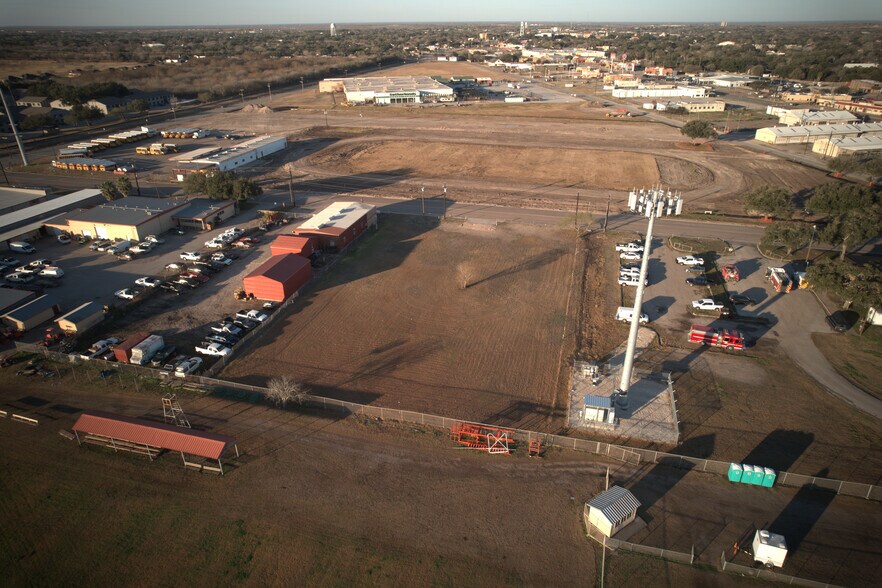 More Photos Of 150 Stadium Dr, Alice Land For Lease