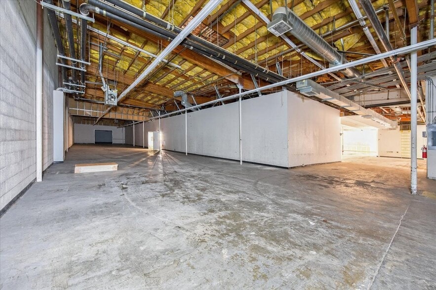 More Photos Of 3730-3780 N Blackstone Ave, Fresno Unknown For Lease