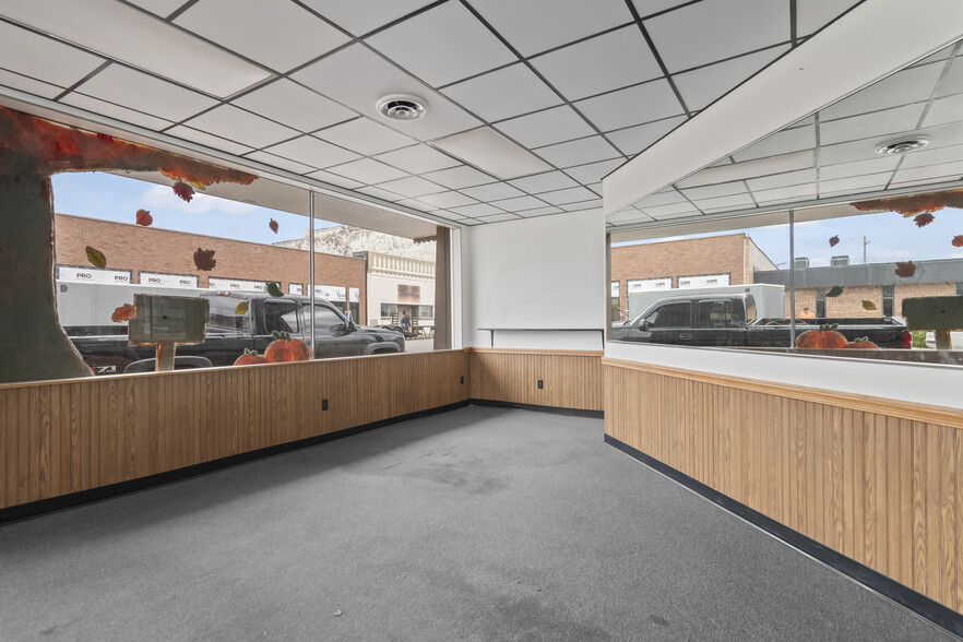 More Photos Of 222 W Main Cross St, Taylorville Showroom For Sale