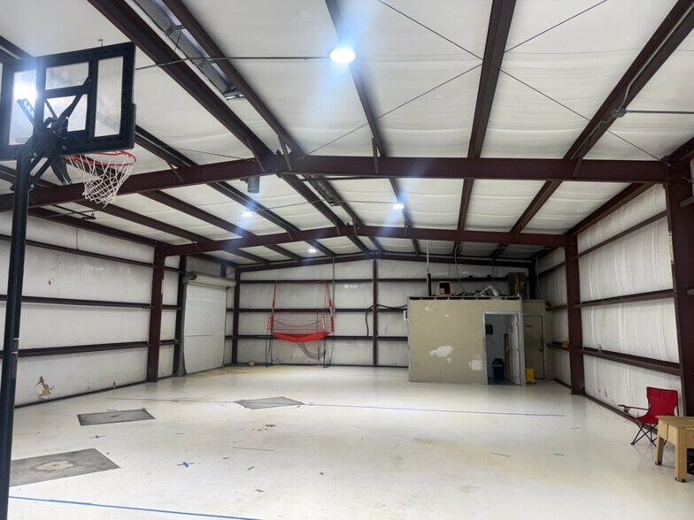 More Photos Of 701 Eagle Creek Dr, Floresville Specialty For Lease
