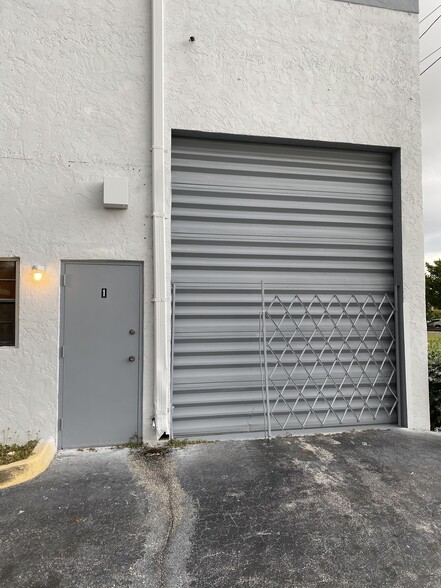 More Photos Of 500 N Dixie Hwy, Hollywood Warehouse For Lease