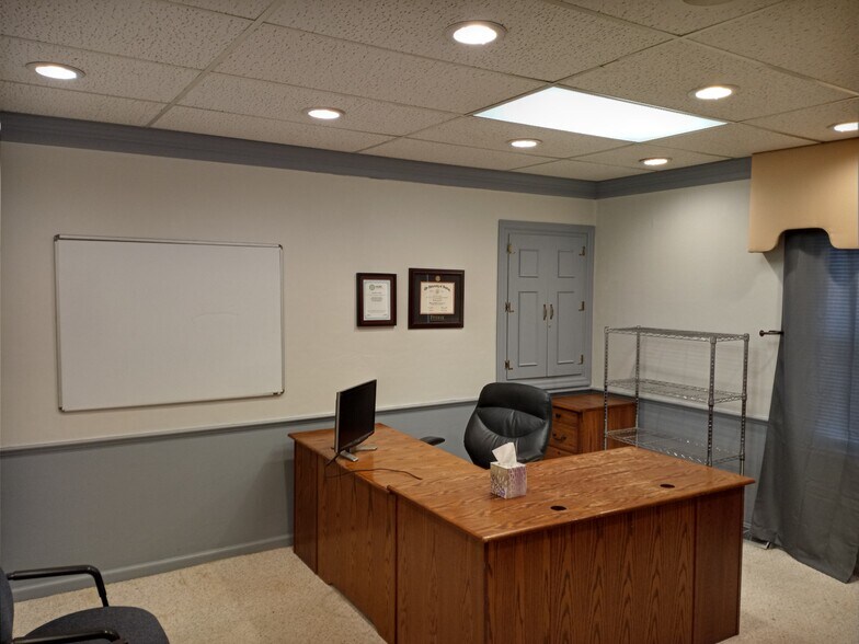 More Photos Of 261 W Johnstown Rd, Columbus Coworking Space