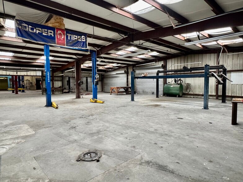 More Photos Of 6211 Blanding Blvd, Jacksonville Auto Repair For Lease