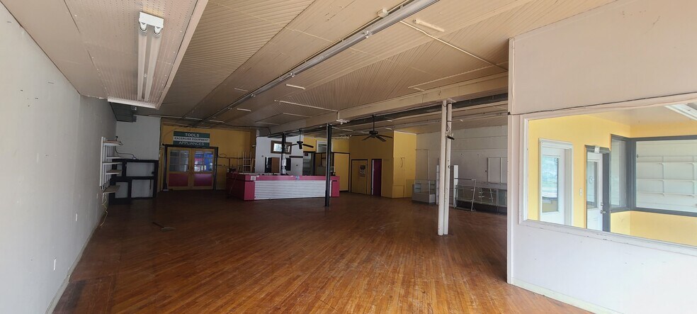 More Photos Of 400 S Main St, Emporia Restaurant For Lease