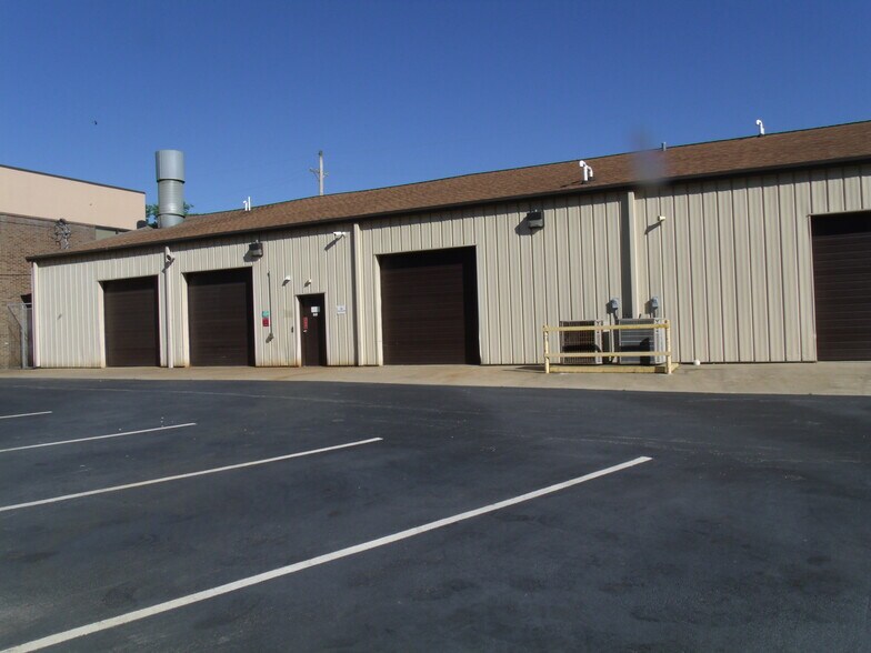 More Photos Of 411 Holmes St, Frankfort Light Distribution For Sale