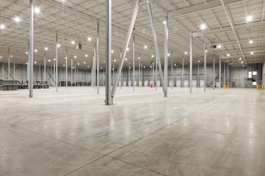 More Photos Of 156 Parkshore Dr, Brampton Warehouse For Lease