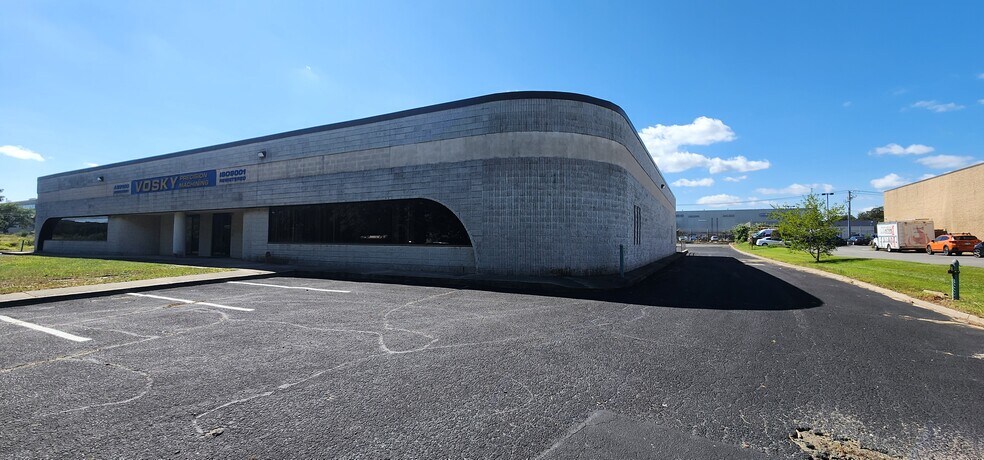 More Photos Of 70 Air Park Dr, Ronkonkoma Manufacturing For Lease