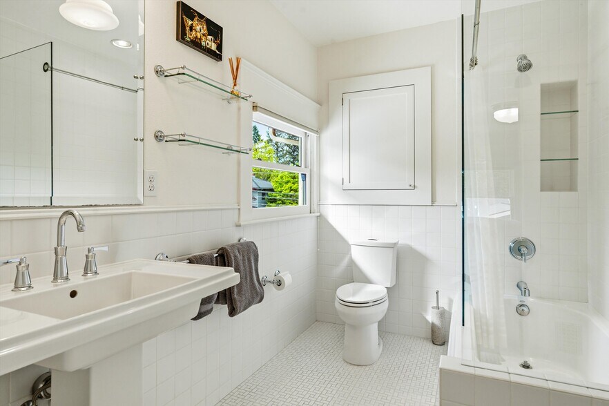 More Photos Of 340 NW 7th St, Corvallis Office Residential For Sale