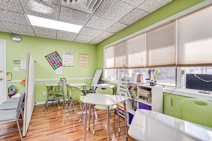 More Photos Of 894 Green St, Iselin Office For Lease