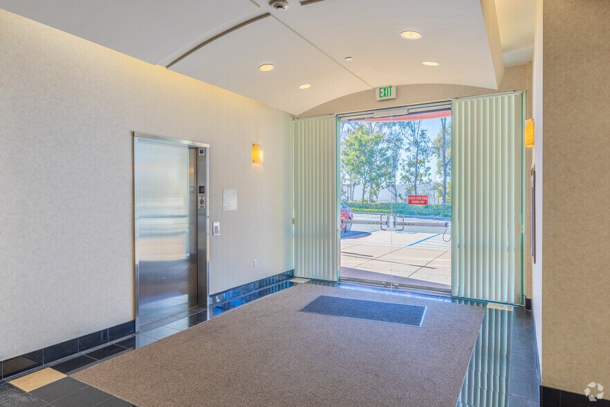 More Photos Of 10801 Thornmint Rd, San Diego Office For Lease