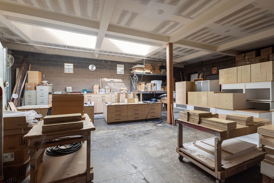 More Photos Of 4621 W Washington Blvd, Los Angeles Warehouse For Lease