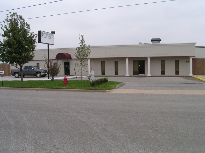 More Photos Of 810-812 SE 3rd St, Lawton Light Manufacturing For Sale