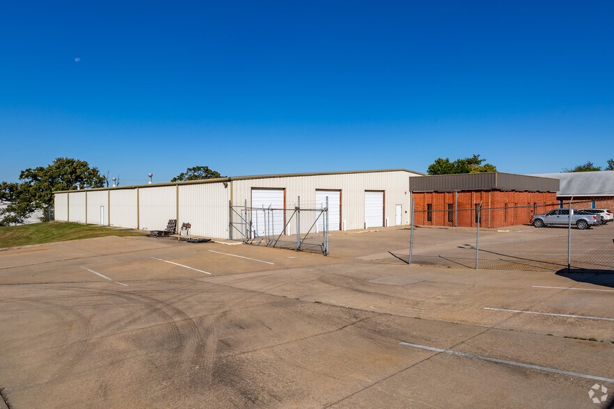 More Photos Of 710 S Adams St, Sapulpa Distribution For Sale