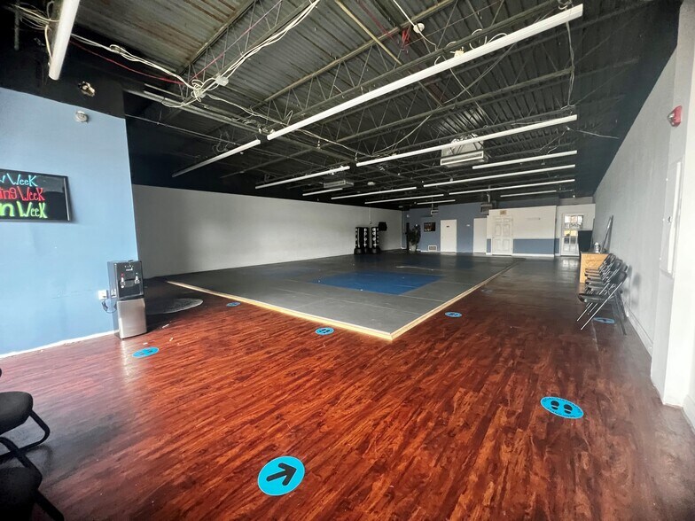 More Photos Of 376-380 E Main St, Patchogue Freestanding For Lease