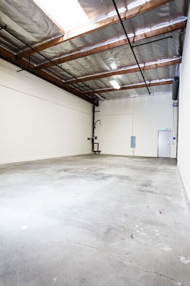 More Photos Of 4572 Telephone Rd, Ventura Warehouse For Lease