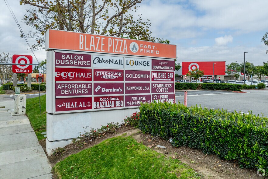 More Photos Of 2115 N Tustin St, Orange Freestanding For Lease