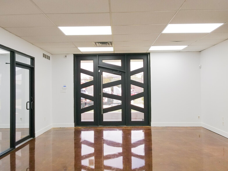 More Photos Of 1241-1243 Majesty Dr, Dallas Warehouse For Lease