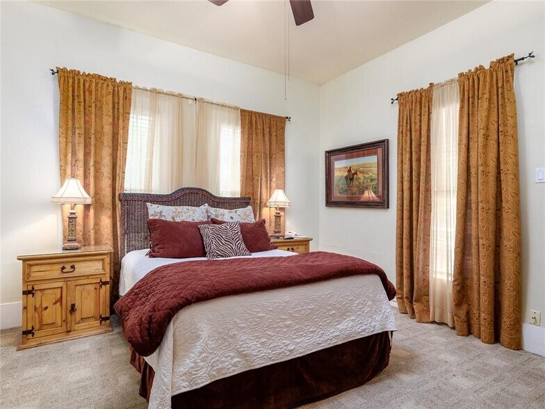 More Photos Of 915 E Cameron Ave, Rockdale Hotel For Sale