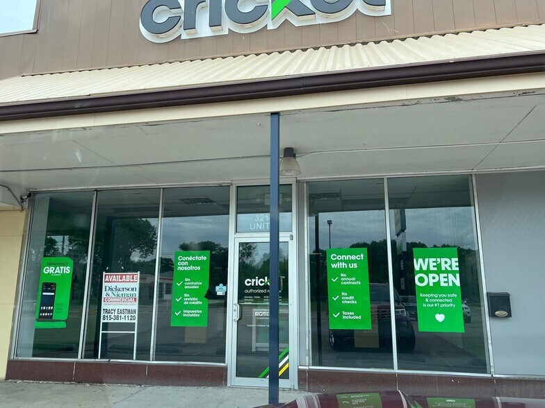 More Photos Of 3212-3214 Auburn St, Rockford Storefront For Lease