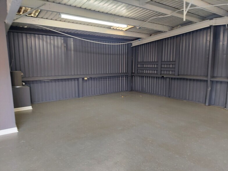 More Photos Of 422 W Gulf Bank Rd, Houston Warehouse For Sale