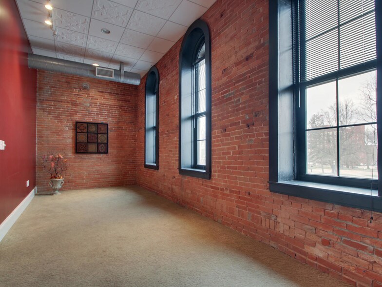 More Photos Of 130 N 5th St, Quincy Storefront Retail Residential For Lease