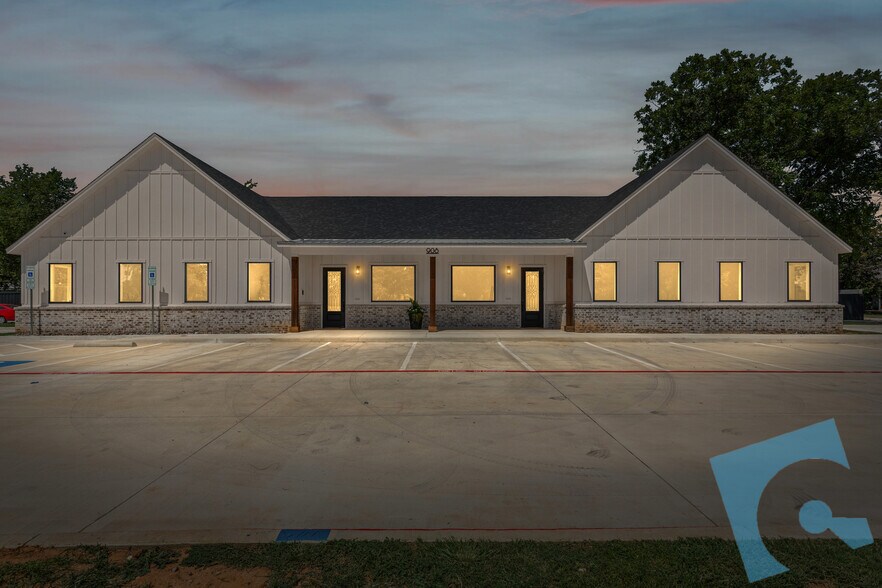 More Photos Of 908 Cresthaven Dr, Euless Showroom For Lease