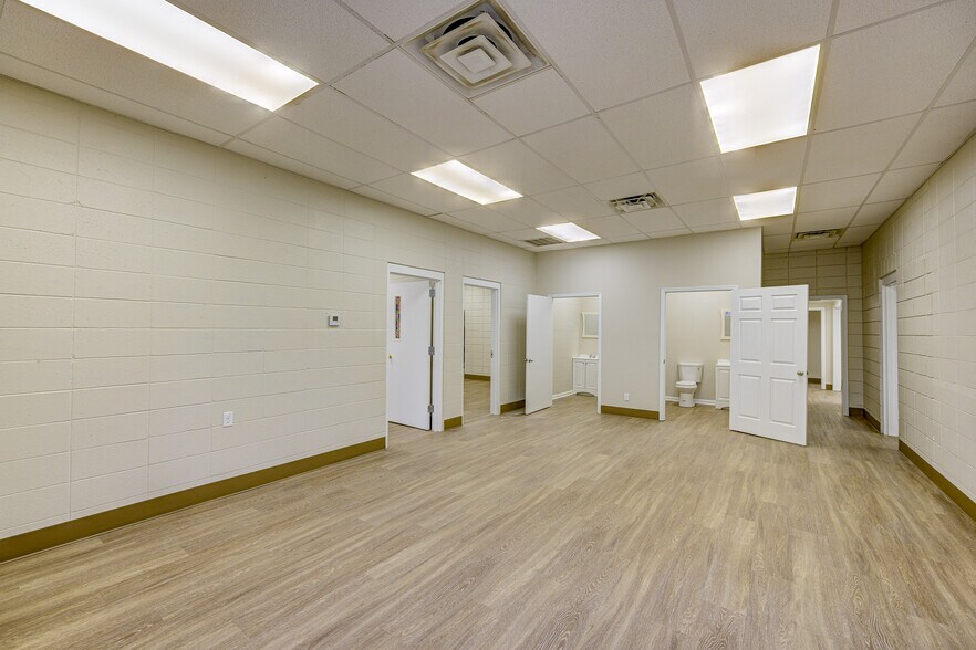 More Photos Of 6889 Paxton Rd, Vicksburg Office For Sale