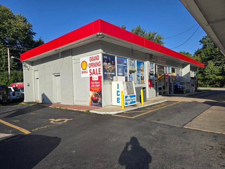 More Photos Of 37740 N Sheridan Rd, Beach Park Service Station For Sale