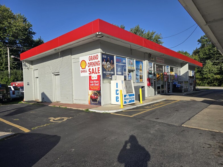 More Photos Of 37740 N Sheridan Rd, Beach Park Service Station For Sale