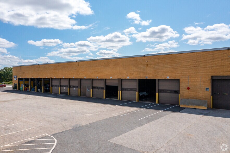 More Photos Of 300 Clubhouse Rd, Hunt Valley Warehouse For Lease