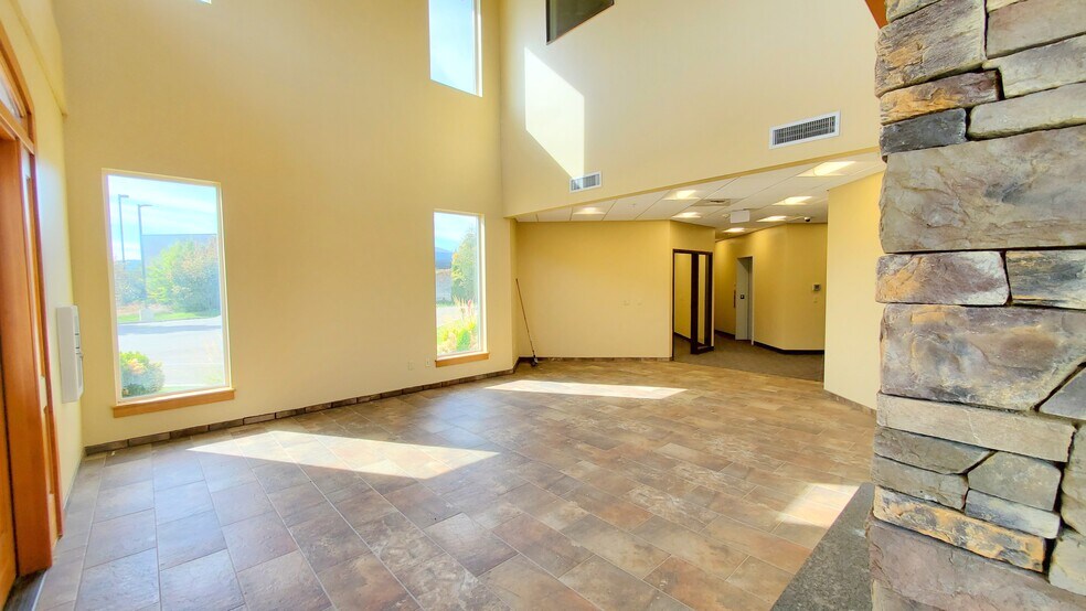 More Photos Of 3875 N Schreiber Way, Coeur d'Alene Warehouse For Sale