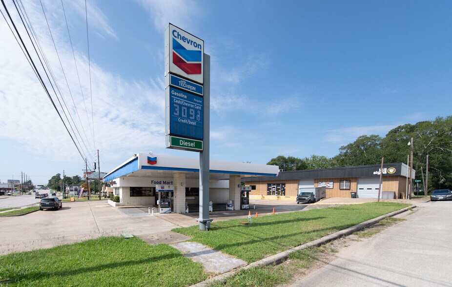 Primary Photo Of 1207 N Frazier St, Conroe Convenience Store For Sale