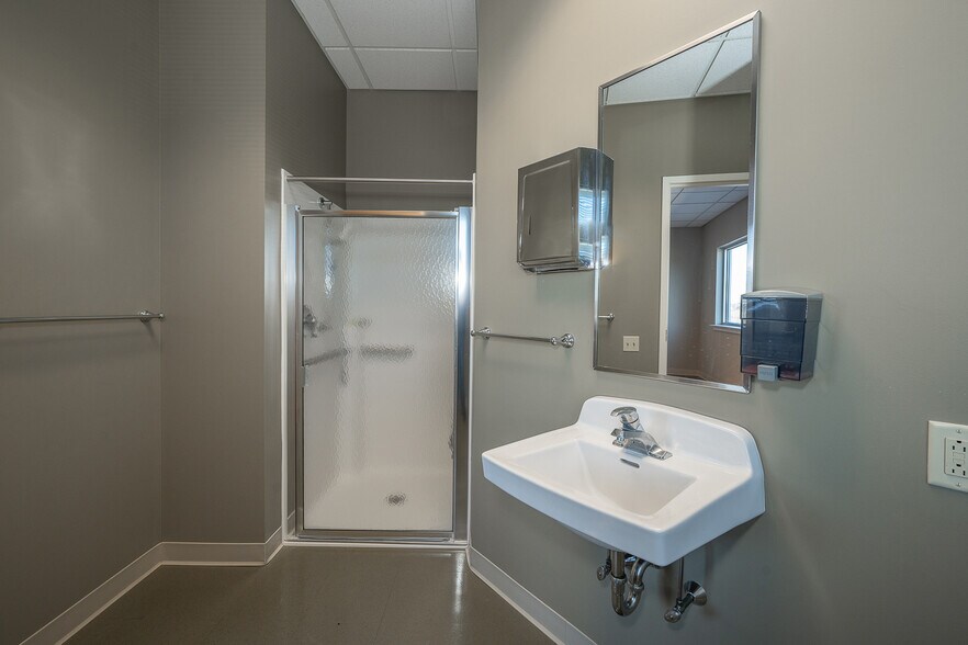 More Photos Of 9 Iron Bridge Dr, Collegeville Warehouse For Lease