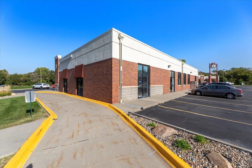 More Photos Of 928 Valley View Dr, Council Bluffs Storefront For Lease