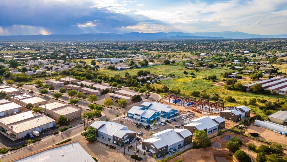 More Photos Of 1189 Parkway Dr, Santa Fe Showroom For Sale