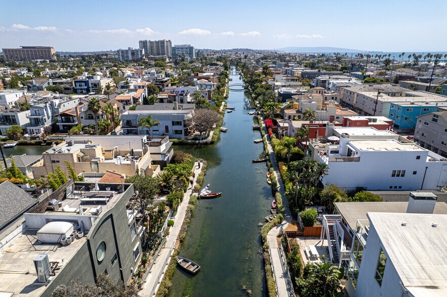 More Photos Of 1908-1910 Pacific Ave, Venice Apartments For Sale