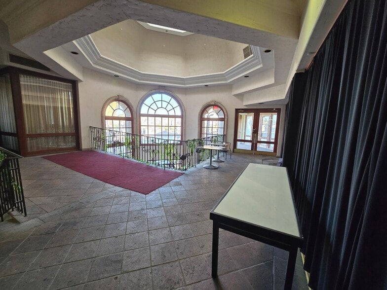 More Photos Of 125 E Tahquitz Canyon Way, Palm Springs Storefront For Lease