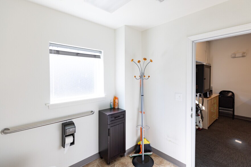 More Photos Of 200 N Wasco Ct, Hood River Warehouse For Sale