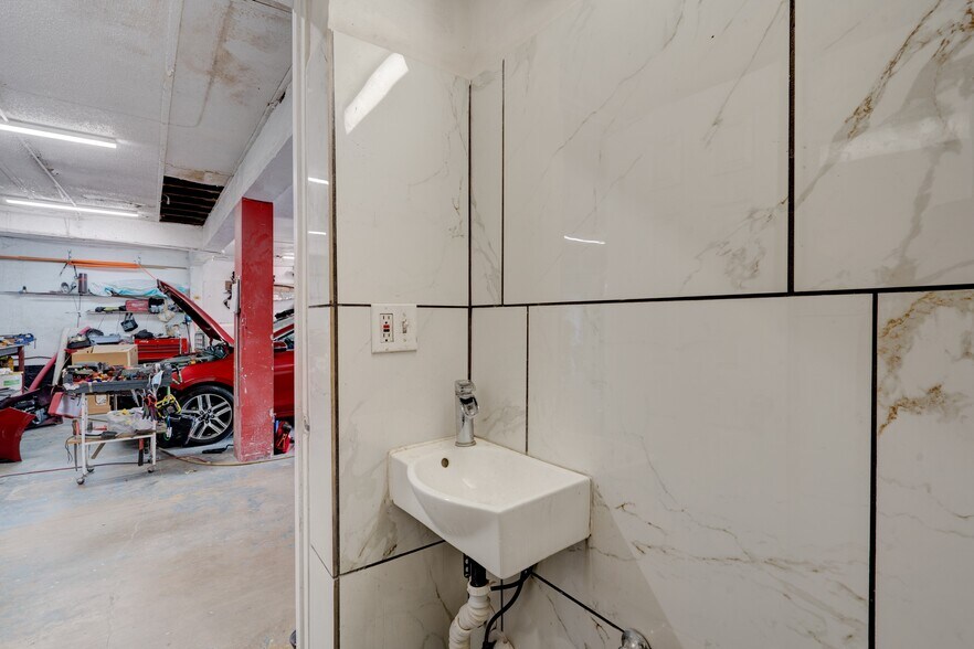 More Photos Of 205 N Dixie Hwy, Hallandale Beach Service For Sale