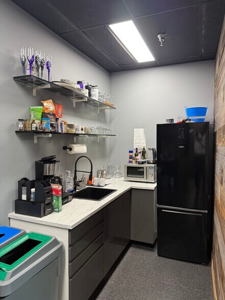 More Photos Of 12987-12999 Arroyo St, San Fernando Warehouse For Lease