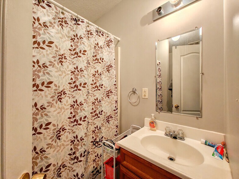 More Photos Of 2401 Viking Dr, Humboldt Apartments For Sale