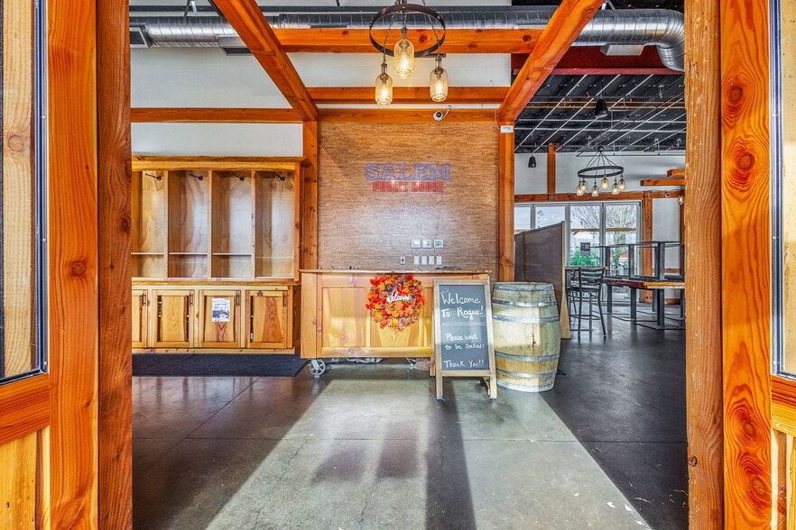 More Photos Of 555 9th St NW, Salem Bar For Lease