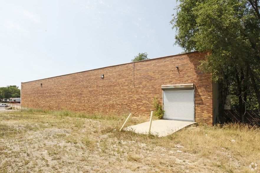 More Photos Of 2913 S Dort Hwy, Flint Freestanding For Sale