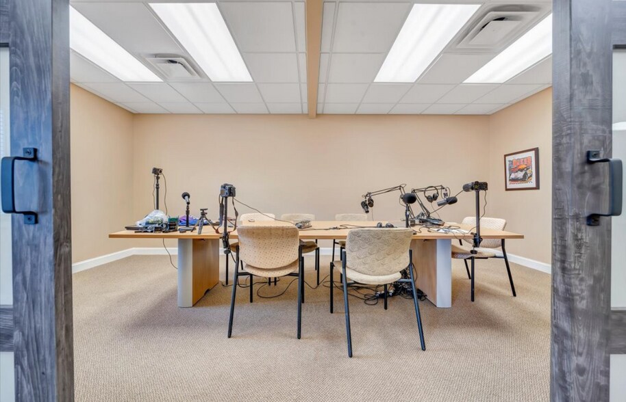More Photos Of 1101-1109 Electric Rd, Salem Medical For Lease