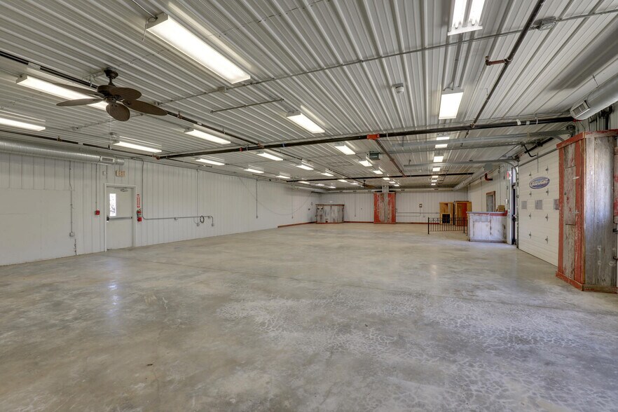 More Photos Of 711 S Front St, Quincy Industrial For Lease