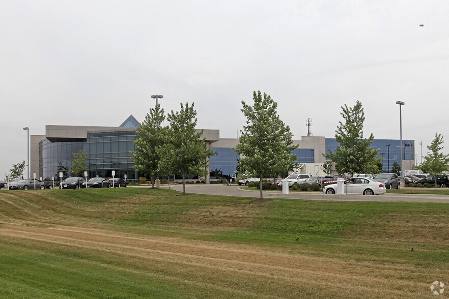More Photos Of 2655 Bristol Cir, Oakville Office For Sale