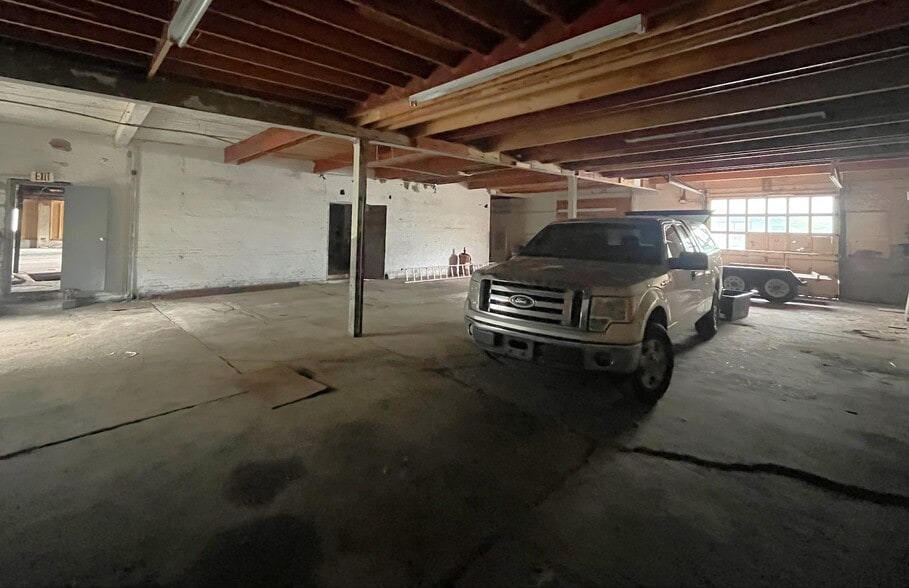 More Photos Of 156 River St, North Adams Flex For Sale