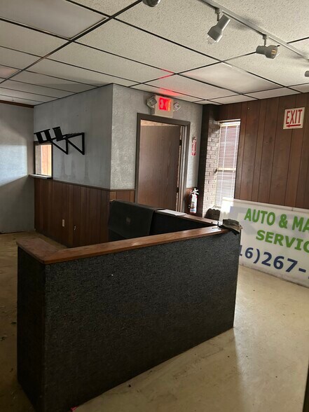 More Photos Of 15708 Brookpark Rd, Brook Park Warehouse For Lease