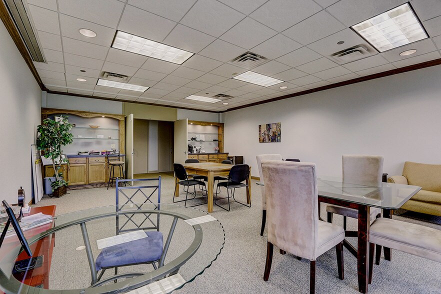 More Photos Of N28W23000 Roundy Dr, Pewaukee Office For Sale
